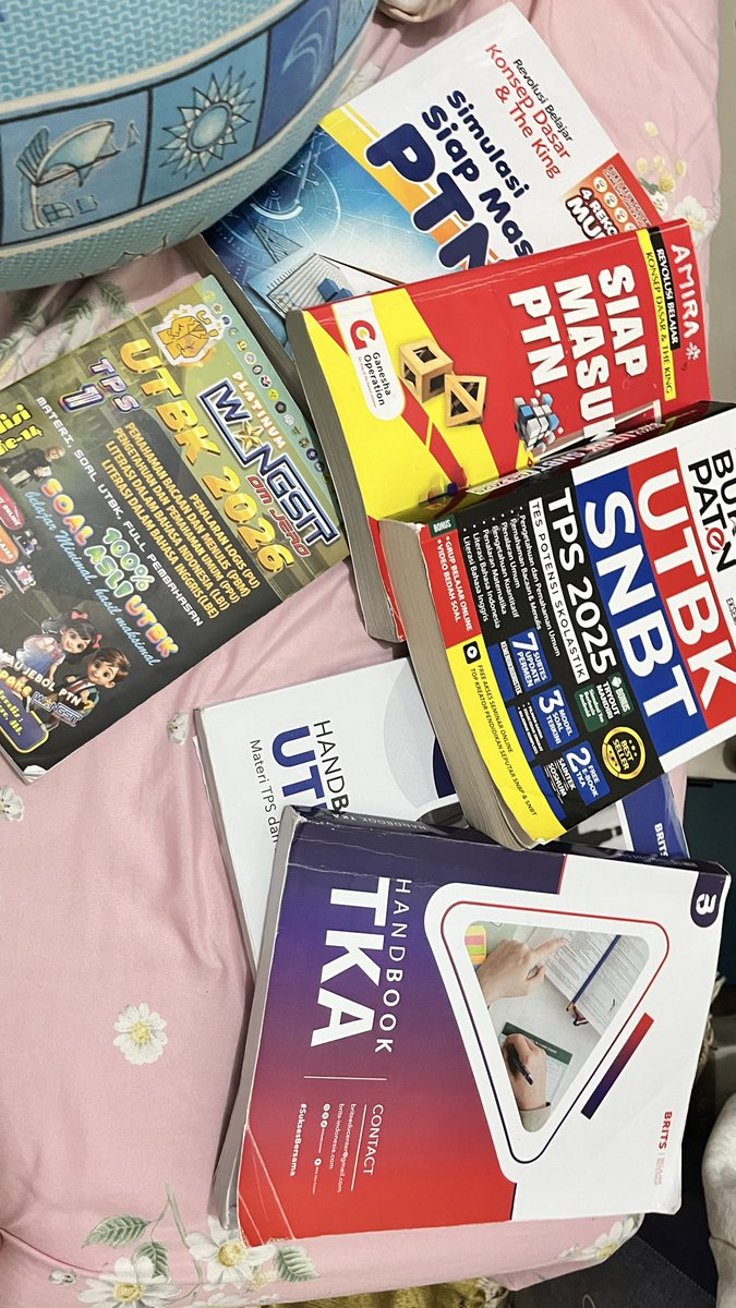 DYALDRR's tweet photo. @hoontokkii Minat dm, all item 500 (bisa nego), buku dari bimble BRITS, GO, dll https://t.co/bpvztQpa09