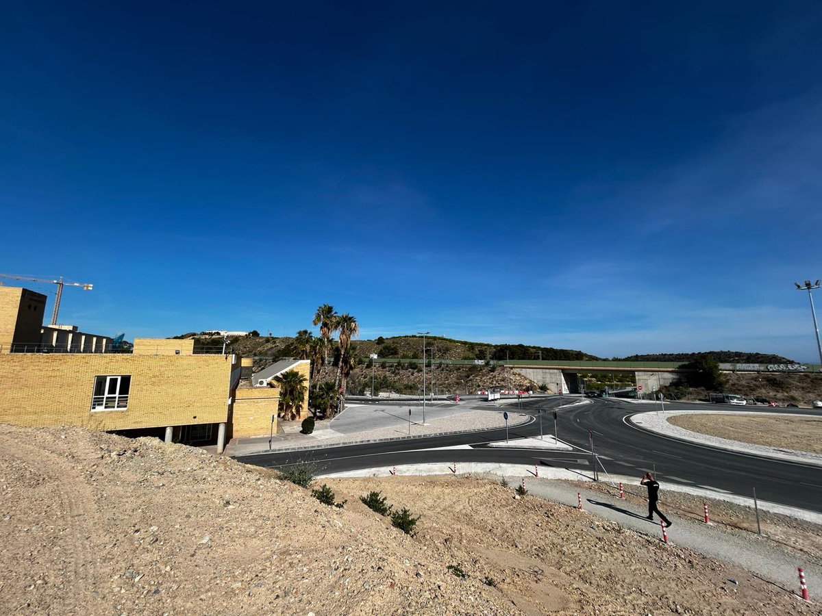 oscar_puente_'s tweet photo. Ya circulan los primeros vehículos tras concluir las obras de acceso al Hospital de la Marina Baixa en La Vila Joiosa (Alicante).

Garantizamos el acceso desde la carretera N-332 y mejoramos la movilidad peatonal y ciclista, con una inversión de 3,1 M€. https://t.co/b5OmgKEIp9