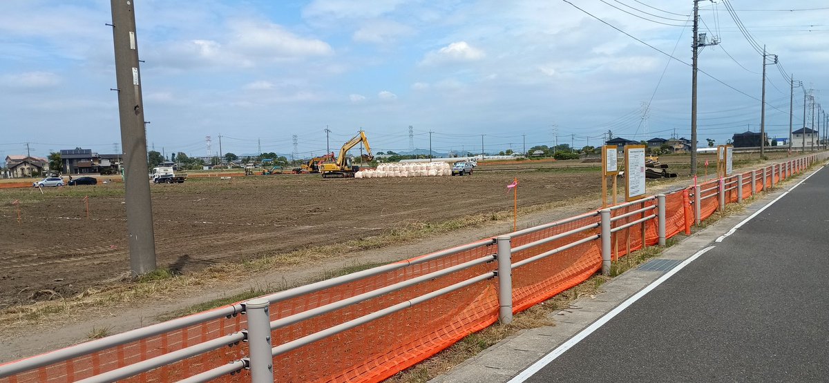 lUOSbKBNHohDLZg's tweet photo. 伊勢崎市境地区の国道354線沿いフレッセイ境町店周辺北側で
整地・造成工事が始まっている「境北商業集積計画」予定地に
開発許可標と盛土等に関する工事許可票が掲示され、
開発許可票による工事期間は
コメリパワーが出店する西街区は来年5月末迄で、東街区は来年4月15日迄の予定。

#伊勢崎市 https://t.co/xaLdLztsjG