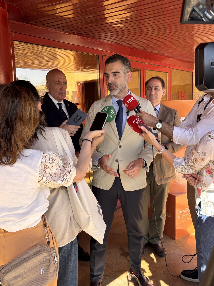 ClusterMMA's tweet photo. 🎙️ Es el turno de @RamonFPM en la presentación del Dosier en Sevilla. El Consejero destaca el papel presente de la administración y el tejido productivo, sumado al futuro de la EA2 y la 5H.
#EconomíaAzul #Andalucía #CMMA https://t.co/4M38fyAN0t