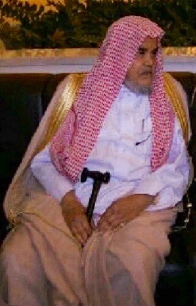abduImaIek's tweet photo. وكانَ وجْهُهُ على مَقامِ الرِّضا، وقلبُه على رُكنٍ من اليَقينِ، وأمَّا يداهُ فمشغولتانِ بسيرةِ المروءةِ والجودِ والعطاءِ، عبَقُه لا يَضمَحِلُّ كرائحةِ العُودِ الأزرقً الذي زبَّدَ الأنفاسَ برائحةِ الجنّةِ، هو الذي أحبَّ الحجَّ، وعيدَ الأضاحيَ، والبَرَّ والإبِلَ، والبِرَّ والمعروفَ، واجتماعَ أهلِ الأُنسِ على أصولِ المحبَّةِ، وأطنابِِ الأخُوَّةِ، هو الذي جعلَ للأمكنةِ حكاياتِها الأنيقةَ، وعباراتِها الطريفةَ، وجلساءَها الطيّبين اللطيفين، هو الذي نبَتَ في الخاطرِ كروضَةٍ من جنانِ الأرضِ،وارتفعَ في الذاكرةِ كنجمٍ مضيءٍ في أُفقِ السَّماءِ، وبَقي في كتابِ التأريخِ فرداً لا يتكرَّرُ، ومثالاً لايشبهُهُ أحدٌ من النّاسِ، وإنْ يكنْ في النّاسِ خيرٌ كثيرٌ، جعلَه الله من المقرَّبينَ، ومن ورثَةِ جنَّةِ النعيمِ.