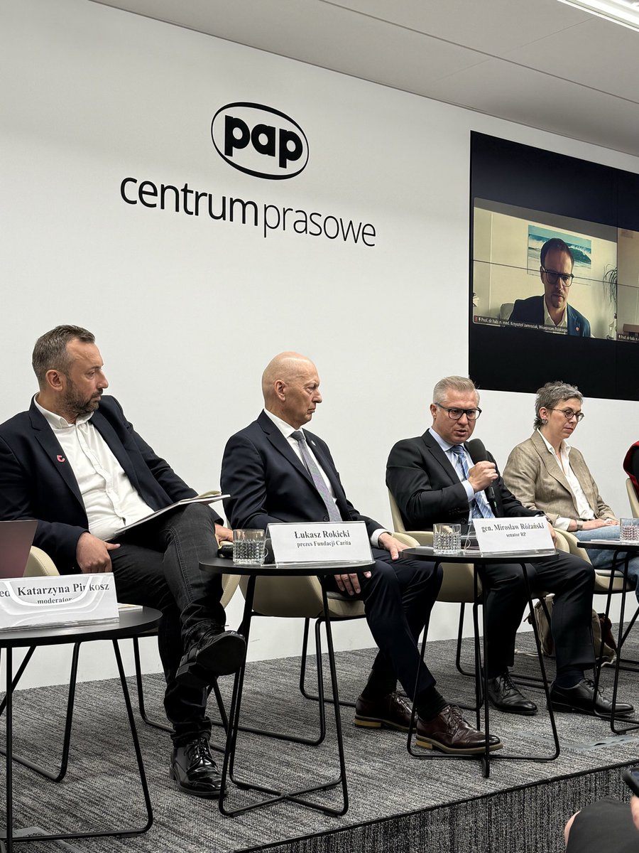 mart_markiewicz's tweet photo. Trwa konferencja z okazji Światowego Dnia Walki z Nowotworami Krwi. Prof. Krzysztof Giannopoulos podkreśla, że niezaspokojone potrzeby pacjentów wynikają z ogromnego postępu, jaki dokonuje się w obszarze terapii dostępnych w hematologii- są skuteczniejsze niż standardowe terapie. https://t.co/dRvjyxq0gp