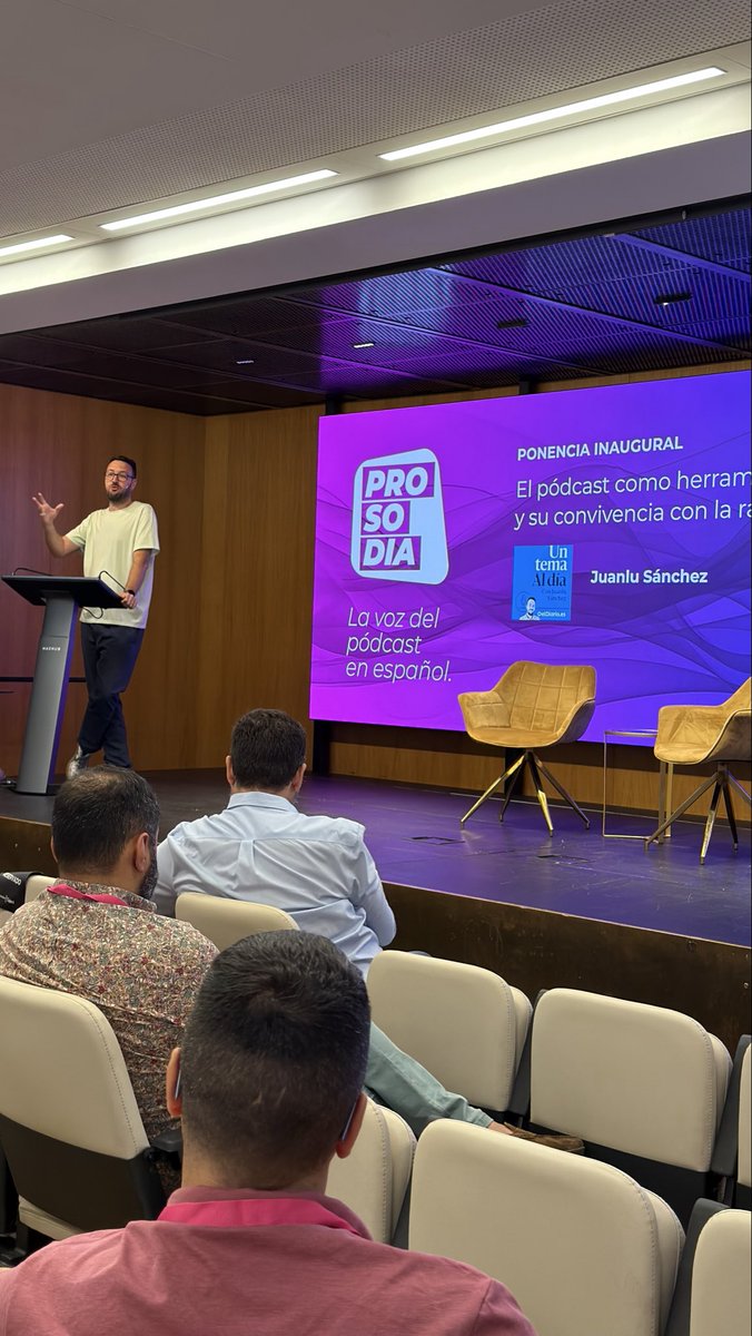 ProsodiaPodcast's tweet photo. 🎙️Arranca la IV edición de Prosodia en la Fundación @Cajasol  en Sevilla, con la ponencia inaugural de Juanlu Sánchez, subdirector del  @elDiarioAnd, “por primera vez en 20 años se puede decir que el periodismo sonoro tiene futuro”.
#Prosodia2026 #Podcast #Comunicación #Audio https://t.co/QgQjrGGFkn