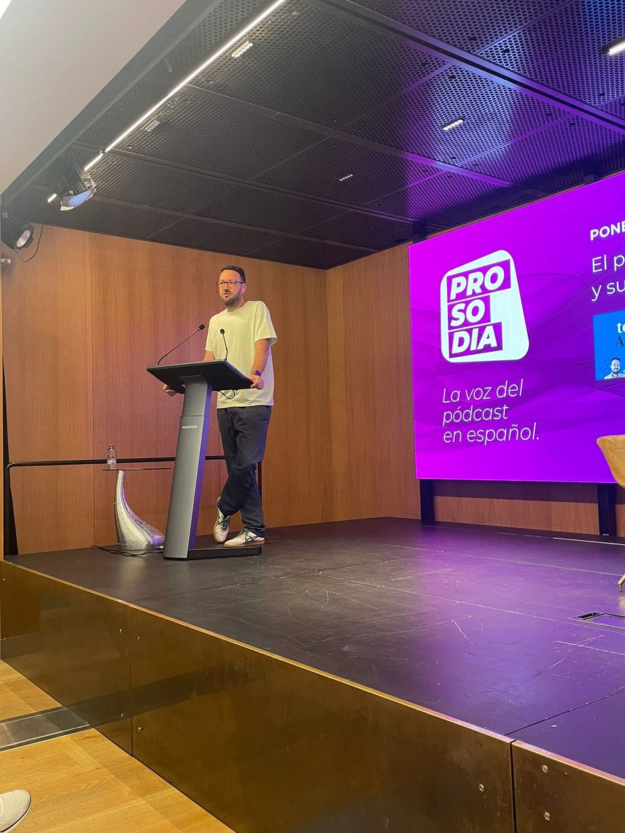 ProsodiaPodcast's tweet photo. 🎙️Arranca la IV edición de Prosodia en la Fundación @Cajasol  en Sevilla, con la ponencia inaugural de Juanlu Sánchez, subdirector del  @elDiarioAnd, “por primera vez en 20 años se puede decir que el periodismo sonoro tiene futuro”.
#Prosodia2026 #Podcast #Comunicación #Audio https://t.co/QgQjrGGFkn