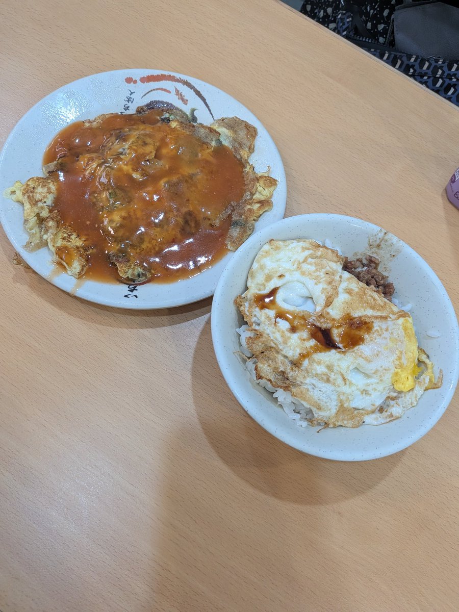 eri_studychines's tweet photo. 台湾美味しかった食べ物②
・西門駅、天天利の魯肉飯。エシャロットの香りがよくて味も濃いめで美味しい
・迪化街の民樂旗魚米粉湯で食べたカジキスープのビーフン。カジキの出汁がしっかりでてて優しい味
・松山空港国内線ターミナル、五花馬餃子館の水餃子。タレがにんにくが効いてて美味しかった https://t.co/KQi1j0pZ4k