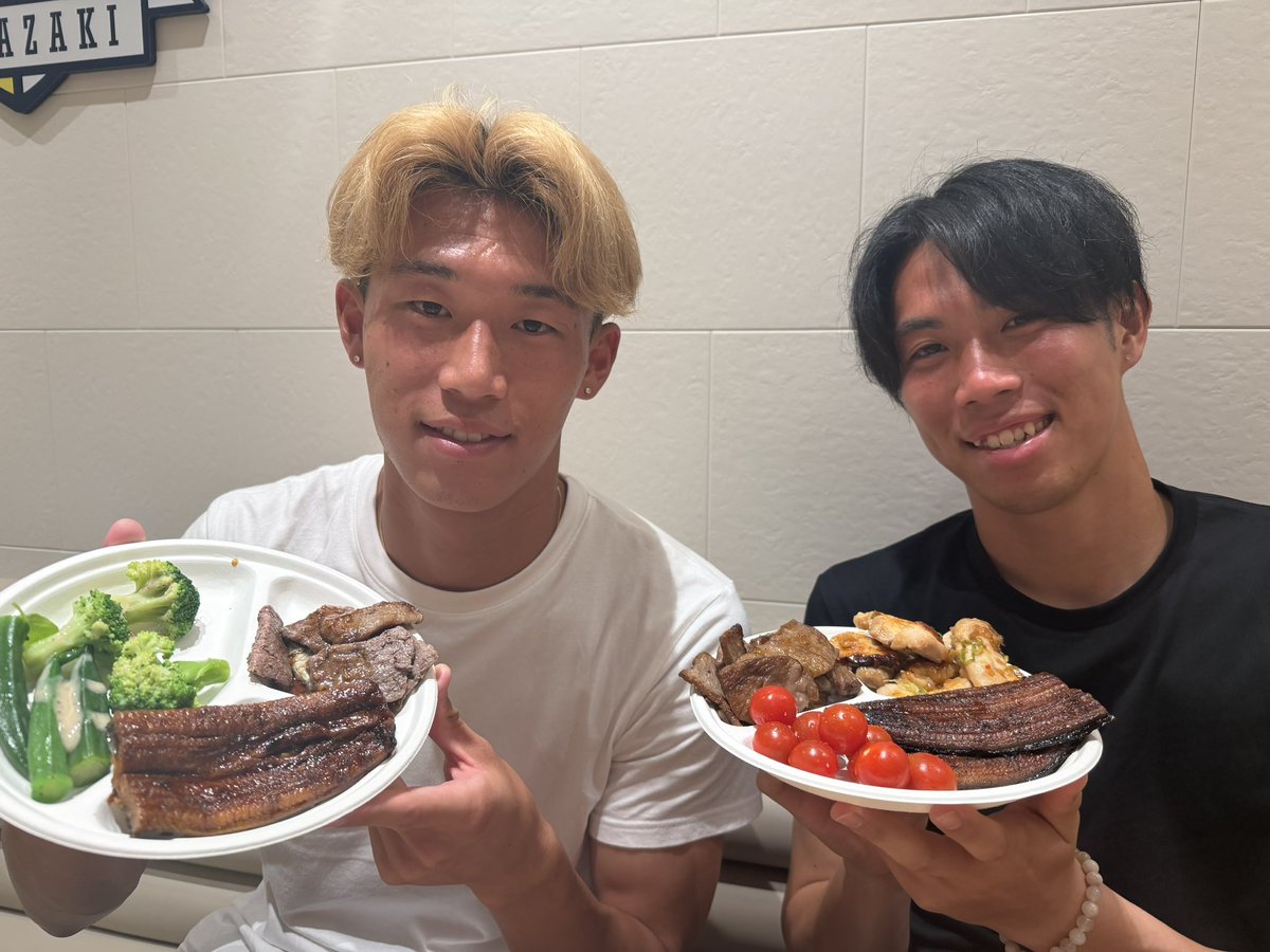 55tegevajaro's tweet photo. ／
うなぎ処 鰻楽様ありがとうございます！
＼

プレーオフラウンド直前！ #うなぎ処鰻楽 様に、栄養満点のうなぎを選手全員分差し入れしていただきました🎁

身はふっくら、外はパリッとしたこだわりのうなぎをいただいた選手たち🔥うなぎパワーで、5/30（土）プレーオフラウンド第1戦 カターレ富山戦に臨みます！

改めて、うなぎ処 鰻楽様ありがとうございました💐

▽うなぎ処 鰻楽様ホームページ
🔗 https://t.co/CXFn4z4qjJ

＃テゲバジャーロ宮崎 #テゲバ #昇格は始まりだ