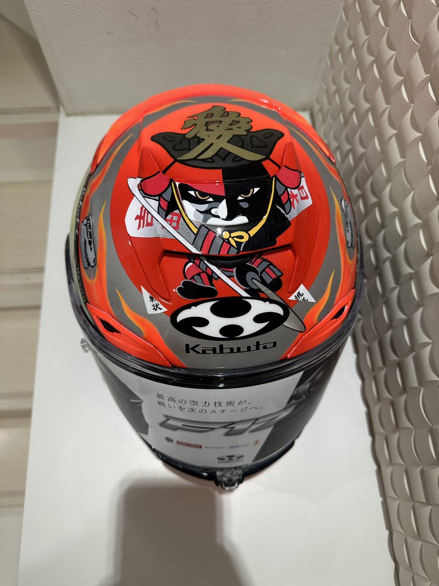 ainosuke__18's tweet photo. 今シーズンからヘルメットの塗装を
Subal Art with Hassin 様にしていただきました！

空筆アーティスト昂響(KO−KYO)様とヘルメットデザイナーHassin様のコラボヘルメットです！

デザインには私の成長とレースの世界で羽ばたけるように！
と思いを込めて作ってくださいました。全力で頑張ります！ https://t.co/tWri4SCk7F