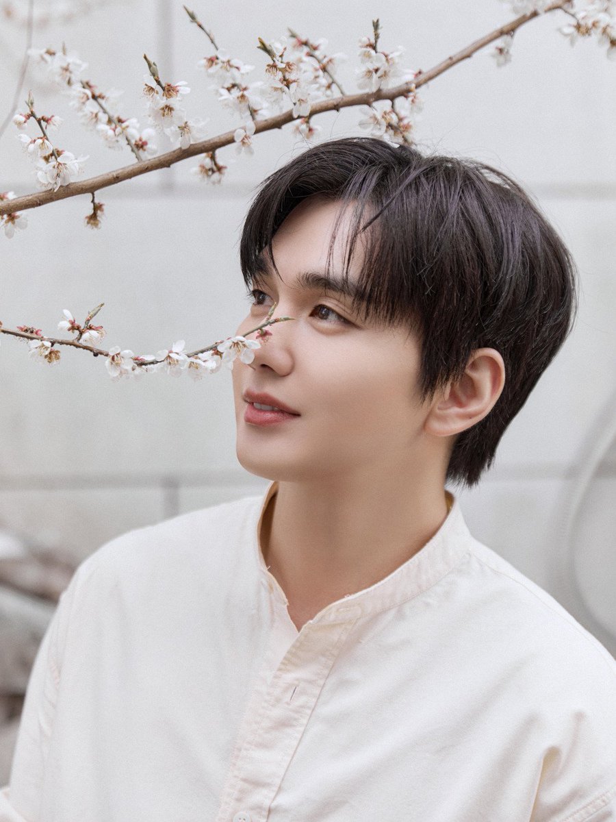 phyooseungho's tweet photo. [YSHPH 05.28.26] 2/3

Yoo Seungho behind-the-scenes story 😍🌼
Commercial shoot for "My Brown" 🐾

📸 @333___official
#유승호 #YooSeungHo
#마이브라운 #마이브라운유승호
#MYBROWNxYOOSEUNGHO https://t.co/IWklnqVnox