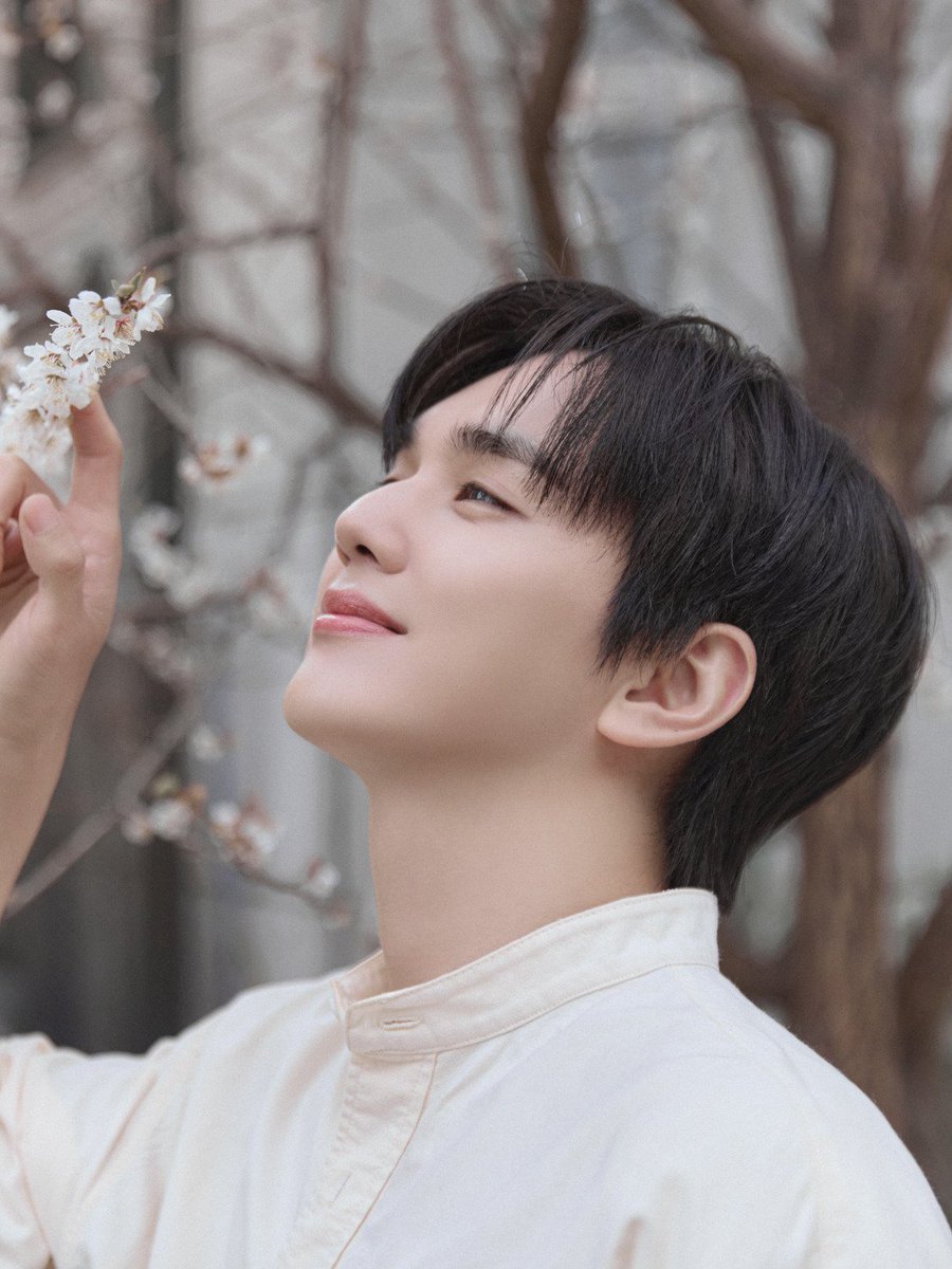 phyooseungho's tweet photo. [YSHPH 05.28.26] 2/3

Yoo Seungho behind-the-scenes story 😍🌼
Commercial shoot for "My Brown" 🐾

📸 @333___official
#유승호 #YooSeungHo
#마이브라운 #마이브라운유승호
#MYBROWNxYOOSEUNGHO https://t.co/IWklnqVnox