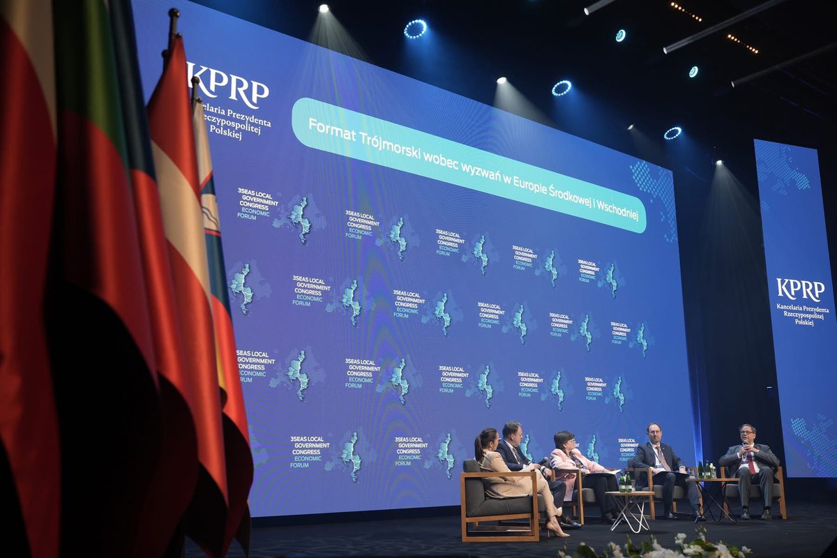 OppFoundation's tweet photo. Podczas VI Samorządowego Kongresu Trójmorza, odbywającego się w dniach 27–28 maja w Lublinie, prezes @OppFoundation - @MSamojedny poprowadziła panel otwierający wydarzenie pt. „Format Trójmorski wobec wyzwań w Europie Środkowej i Wschodniej”.

W dyskusji udział wzięli:
• Margarita Ganeva – Ambasador Bułgarii w Polsce
• Tomislav Vidošević – Ambasador Chorwacji w Polsce
• Břetislav Dančák – Ambasador Czech w Polsce
• dr Hannes Schreiber – Ambasador Austrii w Polsce

Rozmowa koncentrowała się wokół przyszłości Inicjatywy Trójmorza w wymiarze geostrategicznym, gospodarczym i infrastrukturalnym. Wśród omawianych tematów znalazły się https://t.co/dsy6e3hB3Y. propozycja utworzenia Regionalnego Banku Rozwoju Trójmorza oraz potencjalna instytucjonalizacja formatu poprzez powołanie stałego sekretariatu. Dyskutowano również o rozwoju połączeń infrastrukturalnych na osi północ–południe, w tym o znaczeniu Korytarza VIII i współpracy z państwami regionu Bałkanów.

Paneliści odnieśli się także do rosnącej roli współpracy biznesowej w ramach Inicjatywy Trójmorza, czego przykładem była rekordowa frekwencja przedsiębiorstw podczas Business Forum w Dubrowniku. W rozmowie pojawiły się również kwestie związane z bezpieczeństwem energetycznym, dywersyfikacją dostaw, reprezentacją państw Trójmorza na forum G20 oraz rozwojem nowych sektorów współpracy, w tym przemysłu kosmicznego.

Wspólnym mianownikiem debaty była refleksja nad największymi szansami i wyzwaniami stojącymi przed Inicjatywą Trójmorza w perspektywie najbliższych pięciu lat – zarówno z punktu widzenia państw regionu, jak i przyszłej pozycji Europy Środkowej i Wschodniej w globalnym układzie gospodarczym i politycznym.

@MFABulgaria 
@MFA_Croatia
@CZinWarsaw 
@AmbAustrii 

#KongresTrojmorza #ThreeSeasCongress #3SI #Lubelskie