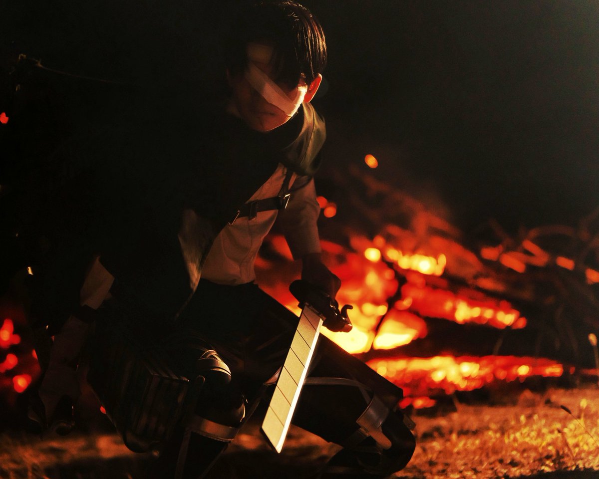 kazuyosi_cos's tweet photo. 【コスネーム】カズヨシ

【作品名】進撃の巨人

【キャラ名】リヴァイ・アッカーマン

【一言】世界観最優先の撮影も好き。躍動感や武器に目がいく写真もいいじゃない！本物の炎と煙に燻された撮影者たくまPさんアカウントはこちら→　@Takuma_Photo　#たくマジック

#コスモスナップ08
#COSPLAYMODE https://t.co/Sb5u2G5oSy