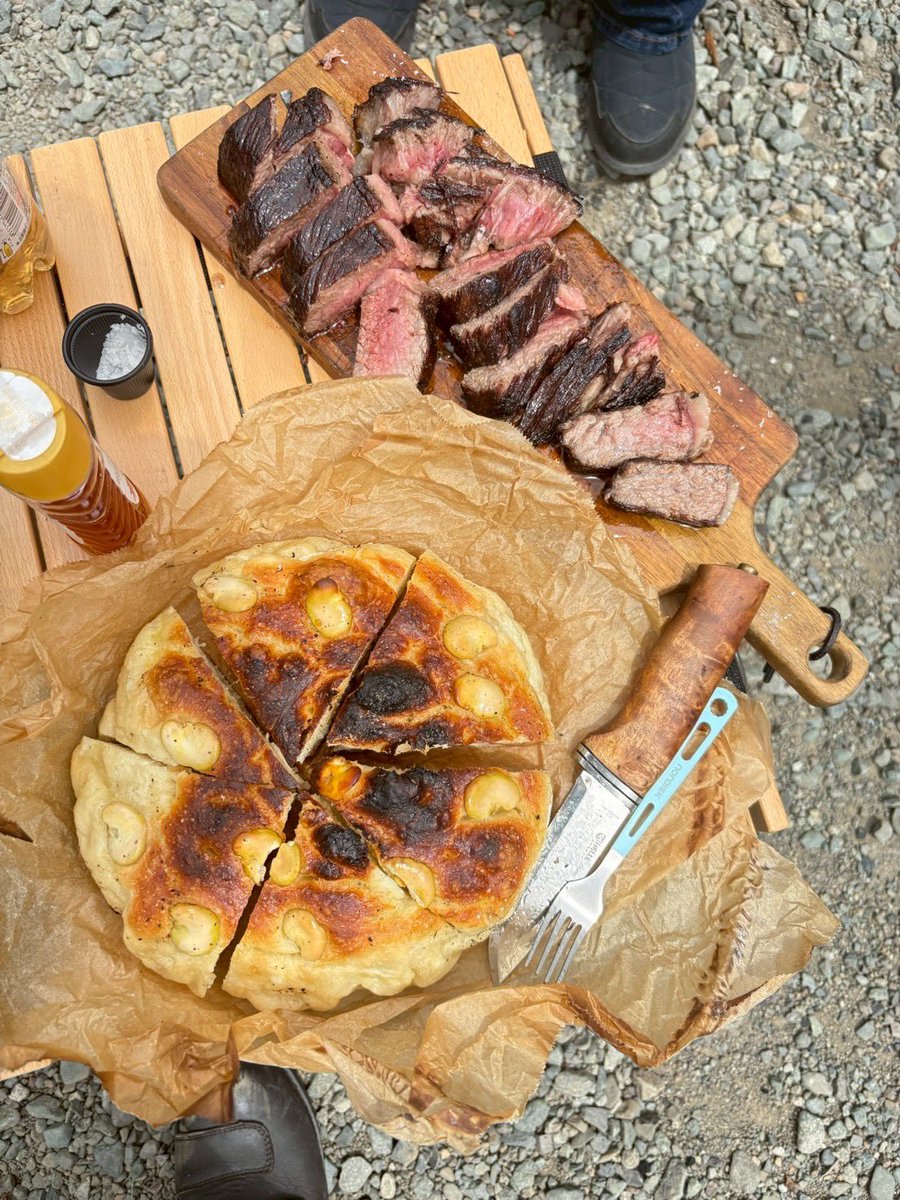 NegakaRe's tweet photo. ワイルドステーキなるものに挑戦しました
網焼きや鉄板じゃなくて、炭の上に直接乗せる焼き方。
面白いことにほぼ炭がつかず、遠赤外線のおかげなのか、とんでもなく柔らかくジューシーに焼けました！

パンは妻がダッチオーブンで焼いてくれた！
🥖🍖🔥 https://t.co/IEXEuQdTgP