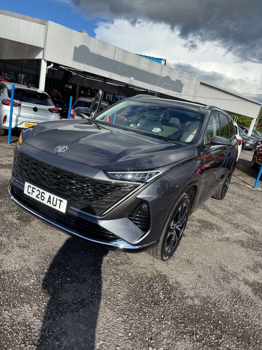 EliteSigns's tweet photo. From Grey to great. 👀

This MG S9 supplied by @NathanielCars now wears @AveryDennison Matte Metallic Emerald Green with gloss black detailing. 

A complete colour change transformation by the our expert team. #standoutwinbig https://t.co/9ow4QbDcLj