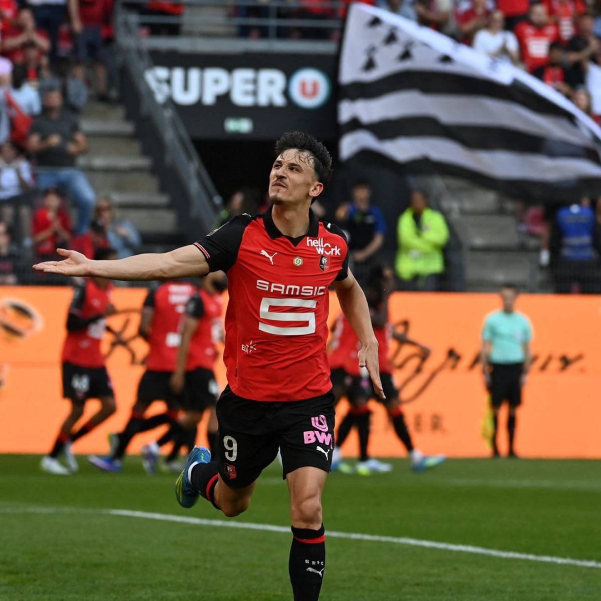 Xsregys's tweet photo. Voici comment mon compte Twitter a disparu après 10 ans de loyaux services.

Je vous invite à revenir sur celui-ci, même pseudo, même plume, même amour du Stade Rennais Football Club 1901. https://t.co/ilv10vpAGd