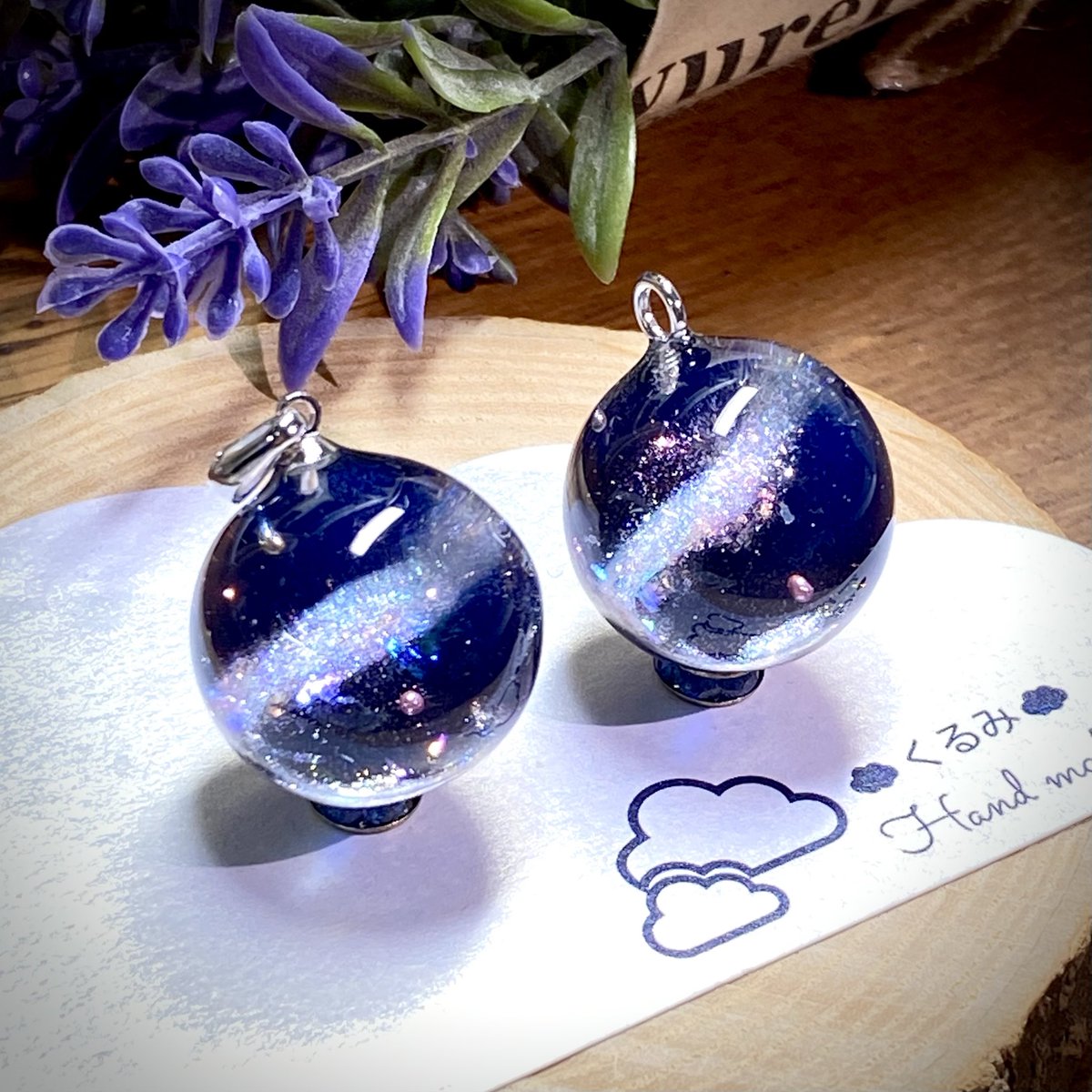 KurumiHand's tweet photo. 球体の宇宙レジン✨️
天の川✨.ﾟ･*..☆.｡.:*✨.☆.｡.:. *:ﾟ
⁡
 #レジンアクセサリー #天の川 https://t.co/yxErwTnTlH