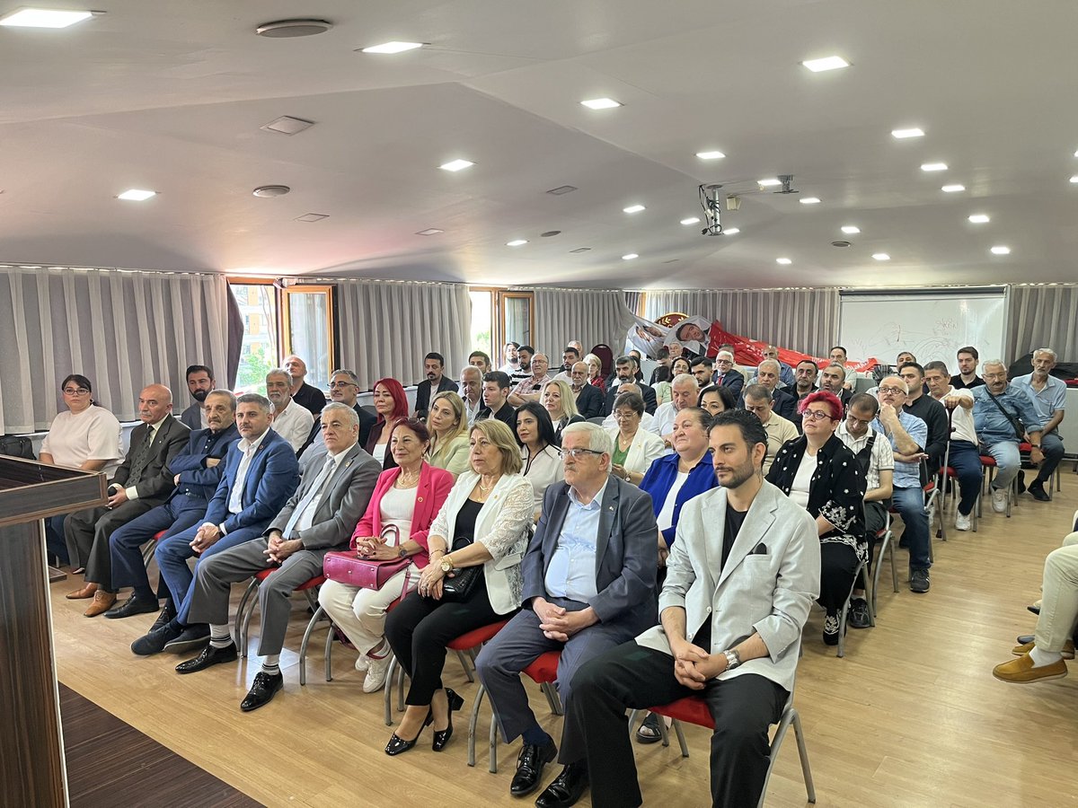 avdanisakpolat's tweet photo. İlçe Başkanlığımızda gerçekleştirdiğimiz geleneksel bayramlaşma töreninde; yol arkadaşlarımız, örgütümüz ve komşularımızla bir araya geldik.

Ancak bugün ülkemizde; hukukun siyasallaştırıldığı, millet iradesinin hedef alındığı, iktidara yürüyüşümüz engellenmeye çalışıldığı bir süreç yaşanmaktadır. Cumhuriyet değerlerine, demokrasiye ve partimize yönelik her türlü antidemokratik girişimin karşısında durmaya devam edeceğiz.

Cumhuriyet Halk Partisi dün olduğu gibi bugün de halkın umudu, demokrasinin teminatıdır. Dayanışmamızı büyüterek; adaletin, hukukun ve halk iradesinin yanında olmaya kararlılıkla devam edeceğiz.

Bayramın; ülkemize barış, adalet ve huzur getirmesini diliyoruz.