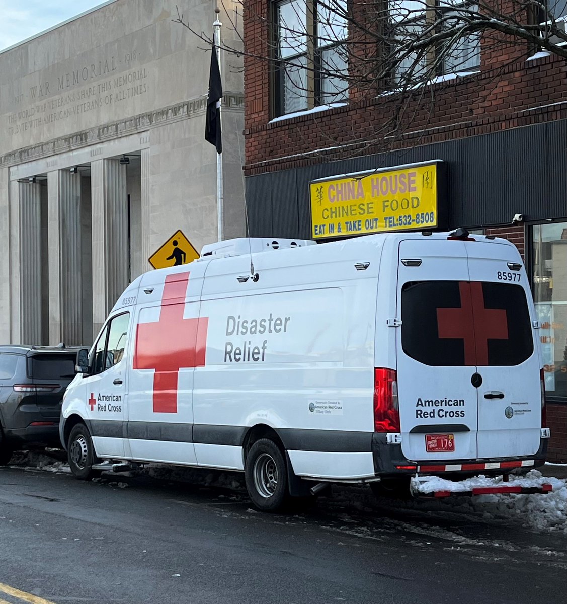 RedCrossMA's tweet photo. Volunteers assisted 16 people after a fire on Floral St. in Lawrence affected a multi-unit building, displacing at least seven families. Volunteers provided comfort, advice and financial support to those affected. Find out about volunteer opportunities at https://t.co/4suvonQIgF https://t.co/FoMTCgVdGL