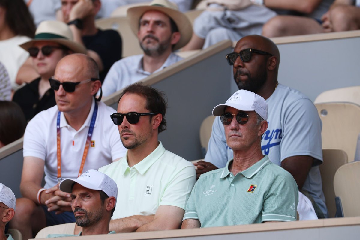 4KSINNER's tweet photo. Darren Cahill &amp; Simone Vagnozzi &amp; Alex Vittur 

#RolandGarros https://t.co/39TB5xXBlj