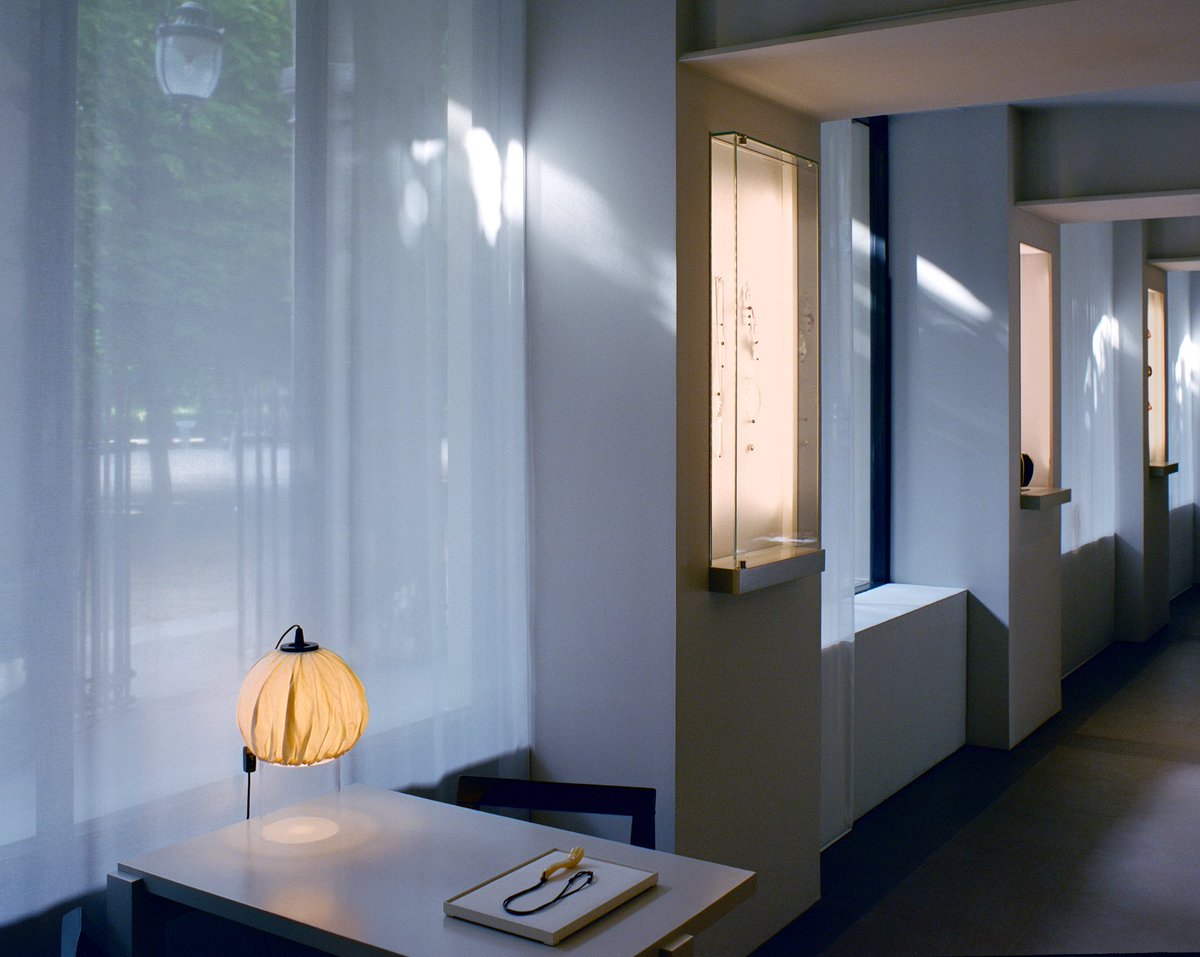 THEFASHIONPOST's tweet photo. 柔らかな光と写真の融合。ルメールがパリで3店舗目となる「LEMAIRE Palais Royal」をオープン。これを記念して、題府基之、原田直宏、David Campany (デイビット・キャンパニー) など21名の写真家を迎え、写真展「ABOUT A BOX OF IMPRESSIONS」が開催される。
https://t.co/fezOeqYs9w

#LEMAIRE https://t.co/pRuxbD4Rzr