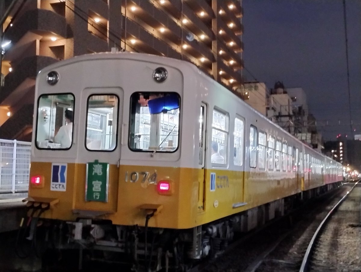 19:45高松築港発の257Kは、1087×1088×1073×1074号でした。滝宮駅へ停泊