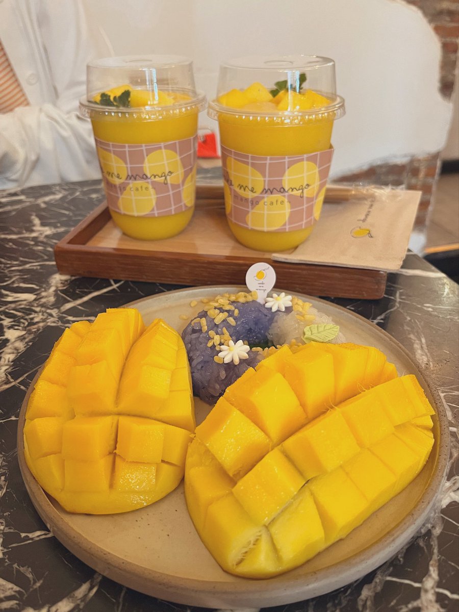 _yukitrip_'s tweet photo. 🇹🇭タイ・バンコク　Make Me Mango🥭

マンゴー専門店で、マンゴースムージーや タイの伝統デザート“カオニャオ・マムアン“などマンゴーづくしを楽しめます！🥭

ワットポーの近くにあるので、涼みがてらの休憩にオススメです〜🌟
#タイ #タイ旅行 #海外旅行 https://t.co/iJJ44Fv9vK
