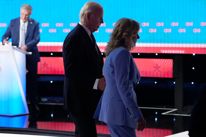 math3usof's tweet photo. 🇺🇸 Jill Biden narra em seu livro os momentos após o debate entre Joe Biden e Donald Trump, em 2024.

Assim que o debate terminou, ao sair do palco, Joe Biden disse:  “Eu realmente estraguei tudo, não é?”

Jill Biden respondeu: ‘Sim, você estragou!" https://t.co/HoXznZ4TqB