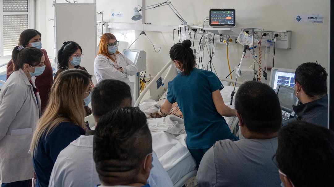 FavaloroSAMIC's tweet photo. 🤝 La participación conjunta de equipos de UCI, Emergencias y Cuidados Progresivos permitió consolidar espacios de aprendizaje interdisciplinario y continuar incorporando herramientas aplicadas a la práctica clínica actual. https://t.co/dhChqk6kdt