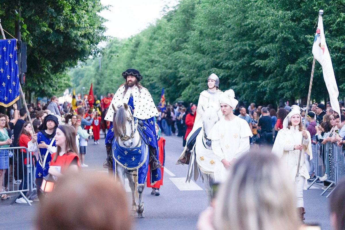 VilledeReims's tweet photo. J-2 avant "Reims, l’épopée légendaire" ! Ce week-end, marché #médiéval, ateliers et #animations vous attendent autour de la cathédrale et de la basilique Saint-Remi, sans oublier la Grande #parade samedi à 21h au départ du parvis de la basilique. => Infos https://t.co/SjHCFQ9Pqt https://t.co/6fYsE2IPu3