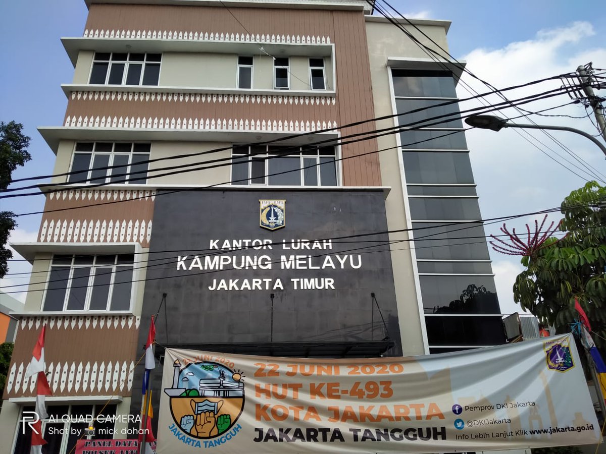 Jayagia_'s tweet photo. Banyak orang Jakarta mengenal nama Kampung Melayu cuma sebagai nama salah satu terminal penting di Jakarta Timur, kawasan padat penduduk, atau wilayah rawan banjir karena dilintasi Sungai Ciliwung. Hanya sedikit yang tahu bahwa Kampung Melayu erat kaitannya dengan anak jati Melayu Pattani bernama Wan Abdul Bagus.

Beliau adalah Kapitein der Maleiers yang bertanggung jawab memimpin komunitas etnis Melayu di Batavia pada abad ke-17. Selain penduduk asli Sunda, ketika itu Batavia dipenuhi para pendatang Arab, Bali, Bugis, Eropa, India, Makassar, Maluku, Melayu, Tionghoa, dll. VOC Belanda mengelompokkan mereka berdasarkan asal-usulnya sehingga membentuk kampung-kampung berbasis etnis, salah satunya Kampung Melayu. FYI, Melayu pada masa itu kebanyakan dari Malaka.

Wan Abdul Bagus merupakan sosok yang cerdas dan piawai, baik administratif maupun tugas lapangan. Beliau mengabdi kepada VOC Belanda sebagai juru tulis, penerjemah, dan negosiator, dan perwira militer. Menjelang akhir hayat beliau sempat diutus ke Sumatra Barat sebagai regeringscommisaris (semacam duta perwakilan).

Wan Abdul Bagus wafat pada tahun 1716, meninggalkan warisan tanah yang sangat luas bagi komunitasnya. Kampung Melayu yang berlokasi strategis menjadi wilayah penghubung antara pedalaman dan pusat Batavia. Sungai Ciliwung saat itu bukan sekadar sungai, tapi salah satu "jalan raya" utama orang dan barang.

Komunitas Melayu memiliki peran penting dalam perdagangan dan transportasi sungai. Fun fact: beberapa kilometer ke arah hulu Sungai Ciliwung, ada wilayah bernama Kalibata. Pada era kolonial wilayah ini menjadi sentra pembuatan baksteen (bahasa Belanda) atau batu bata. Sungai Ciliwung digunakan untuk mengangkut batu bata menuju pusat Batavia yang sedang berkembang pesat.

Gak jauh dari Kalibata, ada wilayah yang dulu masih lingkup Kampung Melayu bernama Cawang. Asal kata Che Awang Abdullah yang masih anak buah Wan Abdul Bagus. Che Awang Abdullah juga mengabdi kepada VOC Belanda sebagai juru tulis dan penerjemah.

Di Jakarta banyak nama yang berubah atau hilang, tapi kawasan ini bertahan membawa identitas asal komunitasnya. Hal ini menunjukkan betapa kuatnya jejak masyarakat Melayu di Batavia tempo dulu. Etnis Melayu pada akhirnya berasimilasi dengan suku-suku lainnya di Batavia lalu melahirkan suku baru: Betawi.