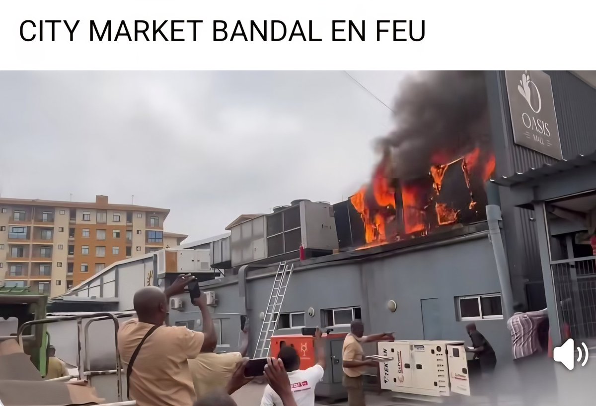 BagundaChris's tweet photo. Kinshasa/Bandal: Grande incendie au City Market: Absence des pompiers et camions anti-incendies.Nous avions proposé la création de l'office national de gestion des risques. Le dossier se trouve sur la table de Maman @SuminwaJudith.@PrimatureRDC @BojiAime @LukondeSama. https://t.co/6Y8OYBwWnE