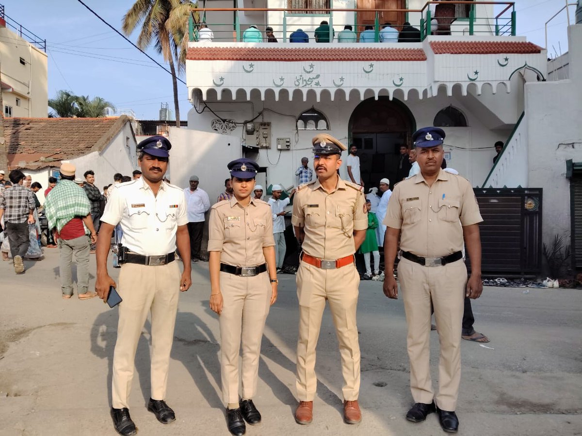 begurps's tweet photo. 🌙 ಬಕ್ರೀದ್ ಬಂದೋಬಸ್ತ್ – ಬೇಗೂರು ಪೊಲೀಸ್ ಠಾಣೆ 🚔
ಇಂದು ಬೇಗೂರು ಠಾಣಾ ವ್ಯಾಪ್ತಿಯ ಎಲ್ಲಾ ಮಸೀದಿಗಳಲ್ಲಿ ಬಕ್ರೀದ್ ಪ್ರಾರ್ಥನೆಗಳು ಶಾಂತಿಯುತವಾಗಿ ಪೊಲೀಸ್ ಬಂದೋಬಸ್ತ್ ಹಾಗೂ ಸಾರ್ವಜನಿಕರ ಸಹಕಾರದೊಂದಿಗೆ ನೆರವೇರಿತು. 🤝🕌
@BlrCityPolice @DCP_ECITY @ACPEcityBCP https://t.co/aWvhef0lSk