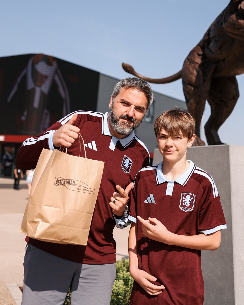 AVFCOfficial's tweet photo. You can get your photo with the #UEL trophy until 8pm tonight, Villans 🏆