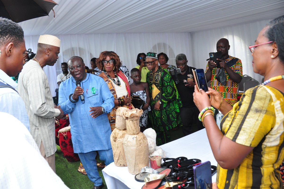 Maeciate's tweet photo. Journée de l'afrique édition 2026 : Prestation et visite de stands de la communauté ghanéenne au Togo.
@_AfricanUnion @ecowas_cedeao 
#unity #Africanophonie #correctTheMAP #EqualEarthProjection
@googlemaapss
@ProjectionWizz
#MercatorProjector #SizeMatters #AfriacanDay2026 https://t.co/Qk4wtfsUZy
