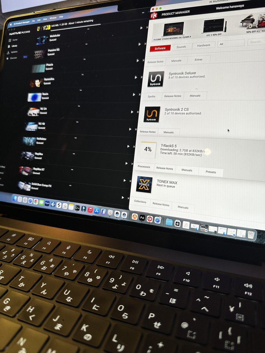 hanawaya's tweet photo. 隙間で新しいMacBookにインストールを続けていますが
新たにDTMを始める方にお伝えしたいのは
・購入するメアドは1種類にする事
・購入先は公式かどこか1つのストアに絞る事

これをやらないと
3〜4個のメールアドレスを行ったり来たりしながら
あのソフトはどこで買ったっけ？
の繰り返しで悲しくなります

Plugin boutiqueで買ったと思ってたけどオーデラ？
いや、JRRだった、、　とかもう訳が分からなくて
疲れます

そして定期的にクリーンインストールして
古いソフトを断捨離するのもオススメです
めんどくさくてもマシン移行とかするとゴミやエラーだらけになります
古いソフトでどうしてもこれがなきゃ困るとか
実際にはそんなに出くわさない笑

まとまってインストールやアップデートするソフトを提供してくれている会社は本当にありがたい

そしてサンプル量が多いソフトはだんだん嫌いになります

石油が出るなら4TBでも8TBでも詰んでおけば良いですが
僕のラップトップはいつでも1TB 
重いサンプルなどは外部SSDに逃しつつ　
MacBook内のストレージは常に50%以下で運用できるようにしています

これはMac本体が軽く動くため以外に
地味にバックアップや大きなトラブル時に復旧する時にスーパー時短になるメリットがあります
本当に困ったらヨドバシとかでMacBook買ってきて1〜2時間後には復旧出来るので助かります

Kontaktなどはサンプルを別のSSDに入れていて
場所を指定してあげれば本体のみのダウンロードで
サクサクっと入れ直す事ができます
知らなかった頃は何百GBもダウンロードし直してた😓

で、なんでこんなポストしてるかというと
ダウンロードやインストール待ちの暇つぶしです😀