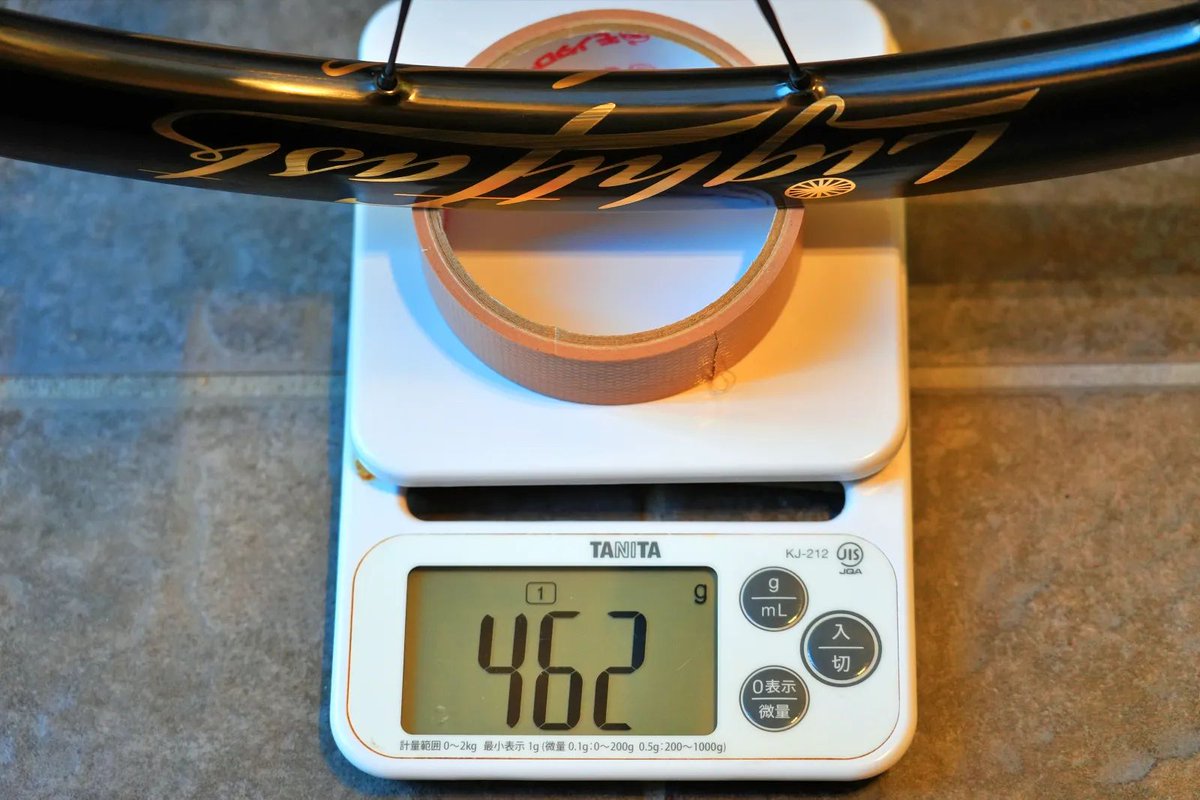 FJT_TKS's tweet photo. ペアで829g・・・。超軽量ホイールは900gアンダーの時代に。
LightFast LF X5は、Toray T1000カーボン、第六世代カーボンスポークを採用し、有名ブランドの高級モデルを圧倒する軽さを実現。
LightFast LF X5は軽量ホイールの常識を書き換えるか
https://t.co/vhKSentr8L https://t.co/EDU4DjIBS7