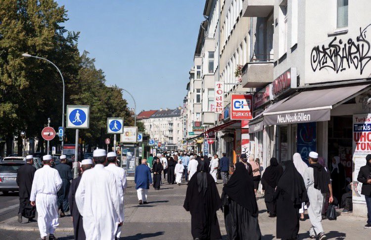 Schattenlicht_x's tweet photo. Geht man durch verschiedene Teile von Neukölln, Wedding, Kreuzberg oder Gesundbrunnen, ist es wirklich so, als würde man in ein fremdes Land versetzt.😱

Das ist nicht zufällig passiert – das war eine bewusste Entscheidung von SPD-, Grünen-, Linken- und CDU-Politikern, Millionen von Geringqualifizierten aus der Dritten Welt zu importieren.

Das ist ein wachsendes Problem. Es wird schlimmer, nicht besser. Und das schnell.

Männer, die mit zwei, drei, vier Frauen in Burkas herumlaufen – das ist NICHT normal. Ich verabscheue es.

Einige der Hauptstraßen in verschiedenen Kiezen von Berlin? Das ist islamisch. Deutsche familiengeführte Unternehmen werden verdrängt, und es ist eine Übernahme. Kolonisation. Man hatte recht.

Diese Straßen sind alle ganz offen und absichtlich so gestaltet, um es zu demonstrieren. 

Eine Machtdemonstration.🔥

Deutsche Frauen fühlen sich nicht mehr wohl, wenn sie diese Straßen entlanggehen. Früher ihre Straßen. Kann man ihnen das verübeln? 

Männer aus Kulturen und Gesellschaften, die Frauen wie Dreck behandeln, sind jetzt in diesen Orten in der Mehrheit.

Die überwältigende Mehrheit, und sie wächst.

Die demografische Realität schlägt hart zu. Diese Menschen haben mehr Kinder. Viel mehr Kinder, oft auf Kosten der Steuerzahler. Das ist einfach eine Tatsache. Eine, die sonst niemand im Abgeordnetenhaus oder Bundestag auch nur anrührt.

Ich werde angegriffen werden, weil ich das Offensichtliche ausspreche, aber ratet mal? 
Die Menschen in Berlin können ihre Augen benutzen. Sie können sehen, was passiert ist und was passiert.

Es hat Pankow, Friedrichshain, Prenzlauer Berg, Steglitz, Zehlendorf, Wilmersdorf, Charlottenburg und den Rest von Reinickendorf oder Spandau noch nicht in gleichem Maße erreicht. Aber das wird es.

Es gibt einen Ausweg. Es gibt eine politische Kraft mit dem Mut, das Notwendige zu tun.

Verbot der Burka, der Scharia-Gerichte, der Cousin-Ehen, des Halal-Schachtens, des dominierenden öffentlichen Gebets. 

Umkehrung der Masseneinwanderung. 

Abschiebung ausländischer Islamisten. 

Ende des politischen Islam.

Man sagt uns, wir sollen den Mund halten und es einfach akzeptieren – ja, es sogar umarmen.

Nicht mehr. Wir weigern uns.

#Berlin #Neukölln #Wedding #Kreuzberg #Islamisierung #Masseneinwanderung #Parallelgesellschaft #Burka #Scharia #DemografischerWandel #Abschiebung #PolitischerIslam #BerlinErwacht #WirWeigernUns