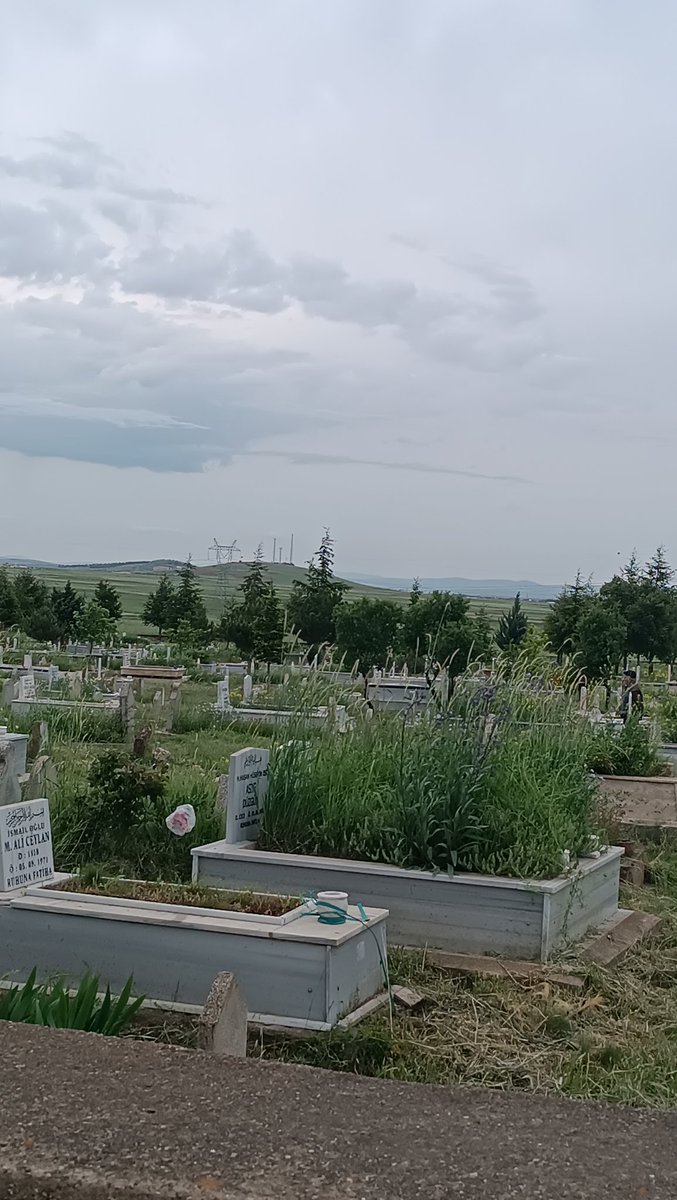 karacaoren40's tweet photo. Köyüne gidince önce mezarlığa uğruyorsan evlerin ışığı bir bir sönmüştür. Eski bayramlarda ev ziyaretlerini sıraya koyardık, şimdi kabir ziyaretini sıraya koyuyoruz. 

Neşet Usta'nın da dediği gibi; 
"Alamadım eyvah, muradım kaldı,
Ben gidip ellere kalan dünyada..." https://t.co/icywrInW8l