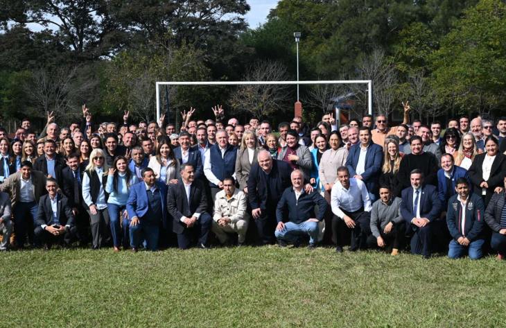 elojodelpoder's tweet photo. @OsvaldoJaldo  mantuvo un encuentro de trabajo con #intendentes y #dirigentes del #peronismo
.
https://t.co/yZBEtYylcN https://t.co/t0LtRyTDUH