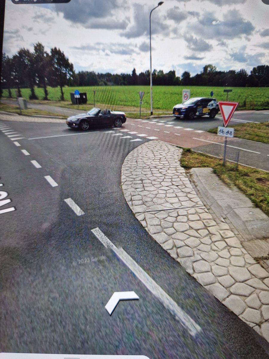 RTkg008's tweet photo. @provgelderland heb 1 vraag, waarom zetten jullie geen groot #Kruis in Vak waar die cabrio staat, als daar 1 Bus staat is het overzicht compleet weg, kan je geen fietser meer zien als die achter 1 bus vandaan komt, meerdere kruispunten = dat zo,  dit  is Velswijk https://t.co/bfYdqFy3oV