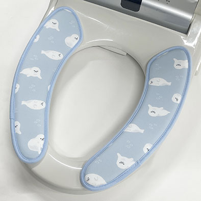 cando_official's tweet photo. 夏のおトイレって、便座におしりがくっつきやすいですよねー？（私だけ？）
それを解消してくれる、接触冷感生地を使用した便座シートです☆
ポリウレタンフォーム入りでボリュームがあり、長時間座ってもおしりが痛くなりにくい（気がする）☆

【330円（税込）】
■冷感便座シート
・アザラシ柄 4968951221232
・イルカ柄 4968951222932

#キャンドゥ #100均 #接触冷感