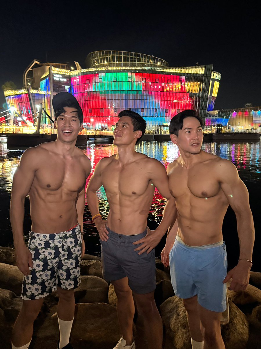 JoeTrivisvavet's tweet photo. Korean hospitality…🥰🙏🌈🌈🌈
With 2OB’s left and right…🤗🩳🌼🩵

#OrlebarbrownThailand 
#OrlebarBrown
#FEELSUMMER https://t.co/mb3uYAvGwa