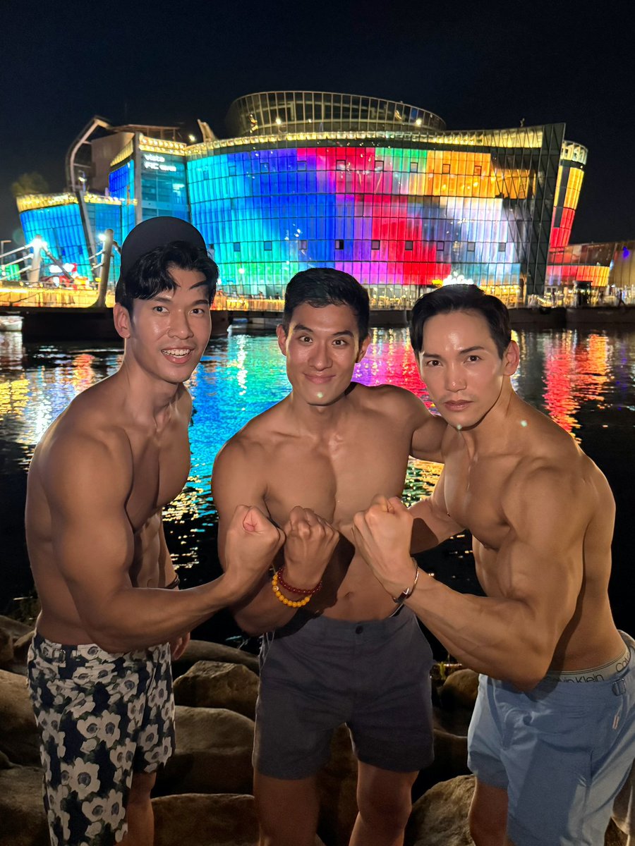 JoeTrivisvavet's tweet photo. Korean hospitality…🥰🙏🌈🌈🌈
With 2OB’s left and right…🤗🩳🌼🩵

#OrlebarbrownThailand 
#OrlebarBrown
#FEELSUMMER https://t.co/mb3uYAvGwa