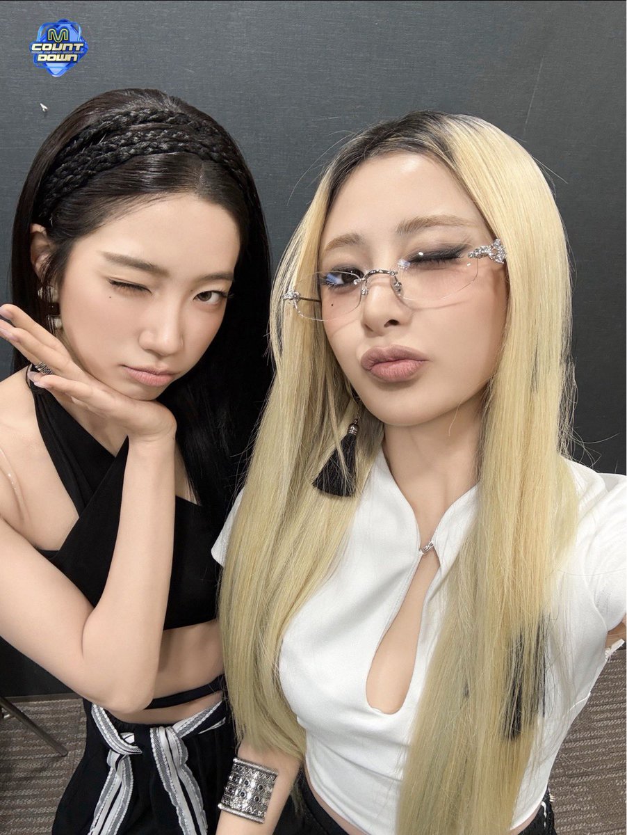 sserapics's tweet photo. YUNJIN and KAZUHA !??? https://t.co/Lx9wVyHxJw