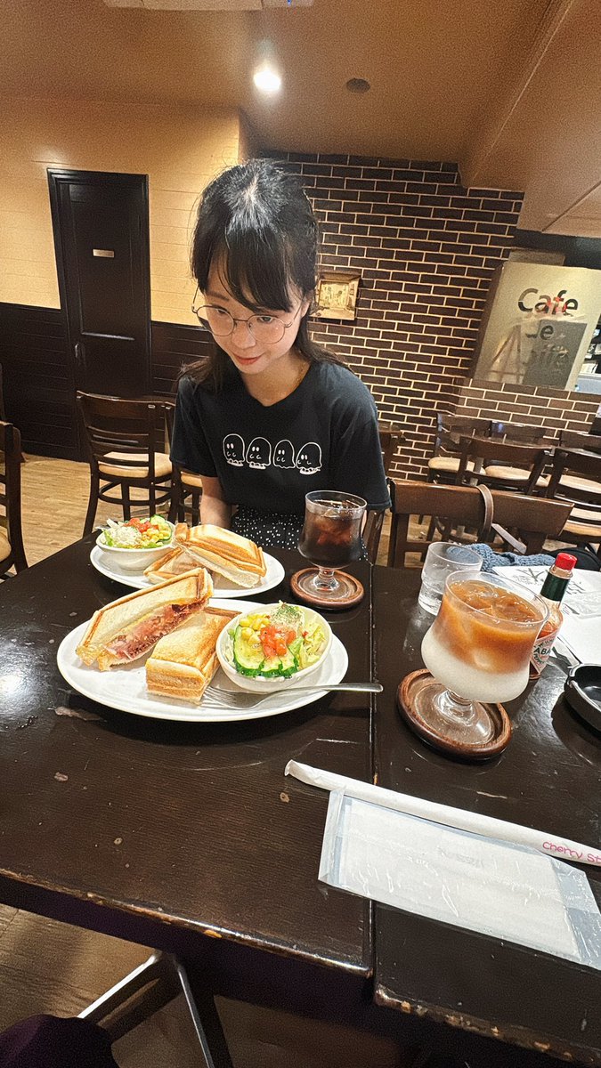AMECHAN_TK's tweet photo. 明朝体の世界🌍
私は専門的に学んでフライヤー作ったことないので全て感覚だったんだけど、
フォント選びがこれから楽しくなるなと思った✏️
毎月の楽しみとなっている芸術会です🎨 https://t.co/RDOZUyuzsX