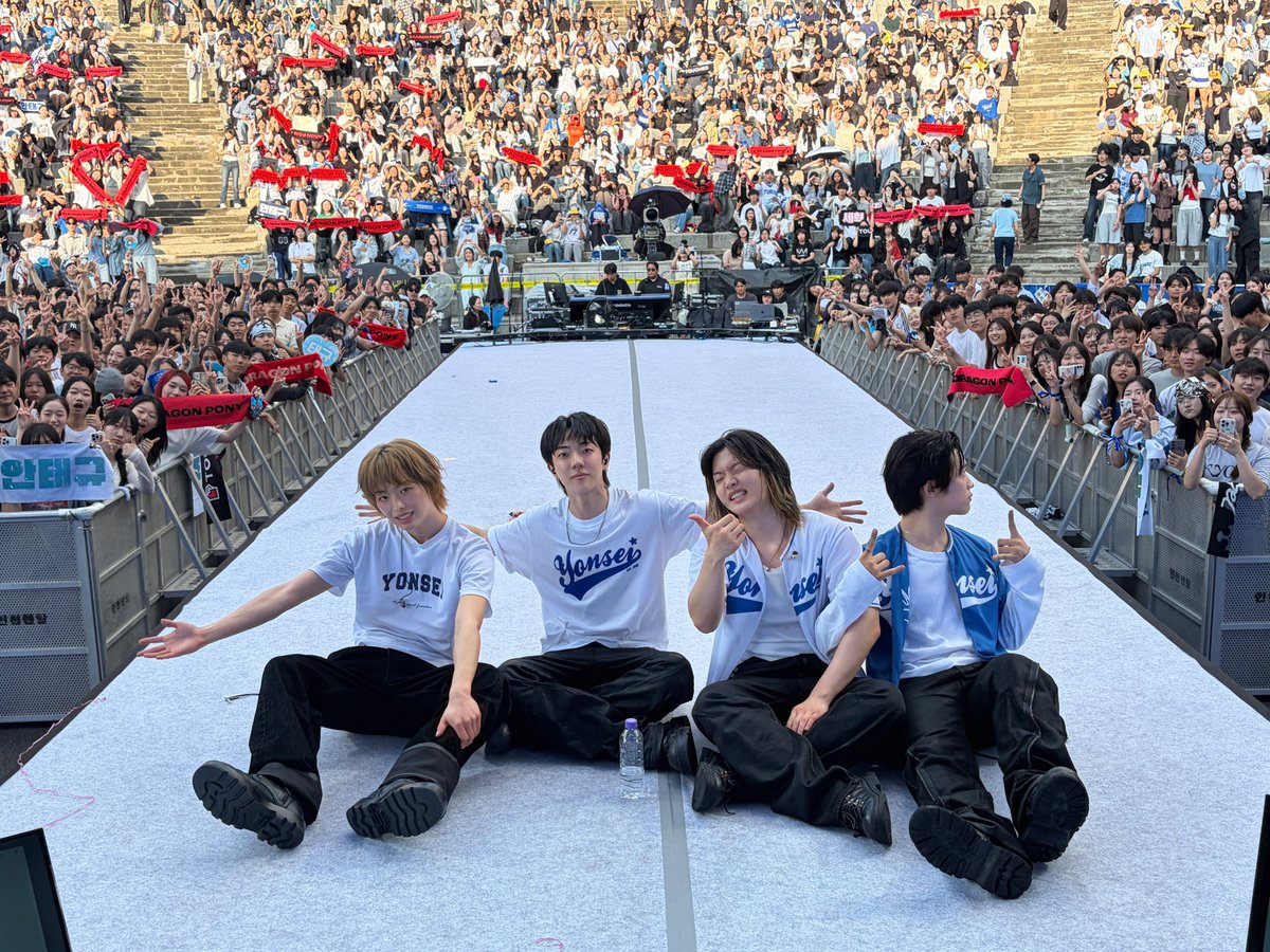 DragonPony_'s tweet photo. Dragon Pony (드래곤포니) at 연세대학교

연세대도 다 내 거💙🪽

🎼 SET LIST

01. Waste
02. 꼬리를 먹는 뱀
03. 연세여 사랑한다!
04. 모스부호
05. 아 마음대로 다 된다!
06. POP UP
07. Not Out

#DragonPony #드래곤포니
#연세대학교 https://t.co/GyAFdcVy0T