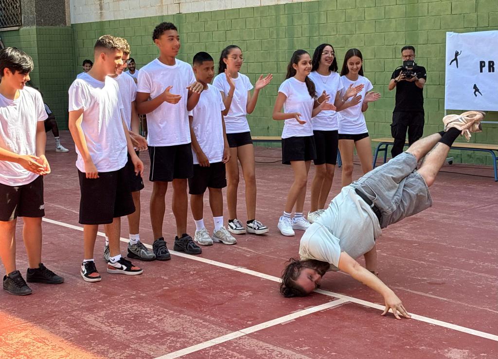 educacionmlg's tweet photo. El viceconsejero de @EducaAnd, Pablo Quesada, asiste a la representación 'Body. Stop. Memory. Play', en @IESJRJ. Este proyecto multidisciplinar y #pedagógico integra #teatro, danza o flamenco, en el marco del programa 'Arte y #Educación', de @AndaluciaJunta. Con @Miguel_Briones_. https://t.co/QoPHwQJ4kE