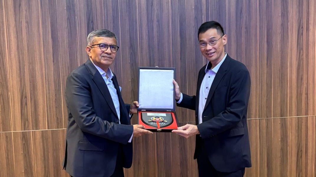 SpokespersonMoD's tweet photo. Defence Secretary Shri Rajesh Kumar Singh co-chaired the 16th Defence Policy Dialogue with Permanent Secretary (Defence), Singapore Mr Joseph Leong. The dialogue reaffirmed the robust bilateral defence partnership between the two nations. Wide-ranging discussions were held on key areas of defence cooperation, security collaboration and avenues to further strengthen the strategic relationship between #IndiaSingapore.

@HCI_Singapore 
@SGinIndia 
@MEAIndia