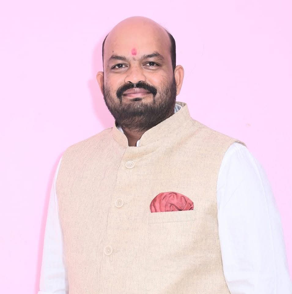 GovindParadia's tweet photo. श्री हसमुख मेघवाल जी को BJP SC मोर्चा सिरोही के जिलाध्यक्ष बनने पर हार्दिक बधाई एवं शुभकामनाएं।
आपके नेतृत्व, अनुभव और कर्मठत�� से संगठन को नई ऊर्जा मिले तथा जनसेवा के क्षेत्र में नए कीर्तिमान स्थापित हों।
आपका कार्यकाल सफलता एवं सम्मान से परिपूर्ण रहे। 💐🙏@HasmukhmeghBJP https://t.co/jnyGtXqNy6