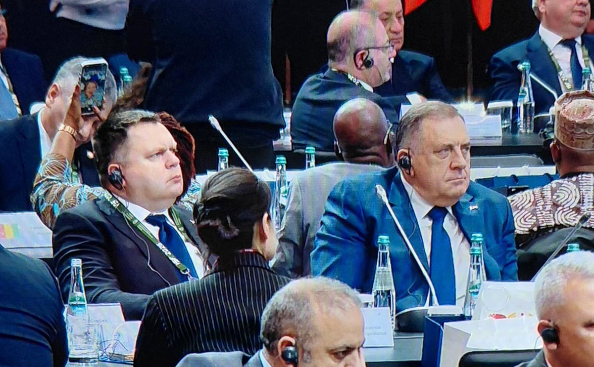 MiloradDodik's tweet photo. Српски народ има истанчан осјећај за право и неправо, за морално и неморално и у складу с тим је знао да се понаша у прошлости и изабере страну у Другом свјетском рату.

У сукобљавању великих сила сврставање малих земаља зависи од перцепције њихових лидера и јавног мњења, до тога ко губи, а ко добија.

У складу с тим мале земље лобирају, прилагођавају своје политике, приближавају се или удаљавају од одређених центара моћи. Тако је српском народу битно која сила води досљедну и праведну политику и оставља простор за слободну егзистенцију малих држава.

Српска политика пролази кроз тешке тренутке, али се оријентише наспрам једне осовине, односно гледа шта чини руски братски народ.

Српски народ зна да ће се уз руску снагу и одлучност изборити побједа добра над злом и да ће свјетски поредак бити утемељен на стабилним основама мултиполарности чија је централна осовина Руска Федерација.