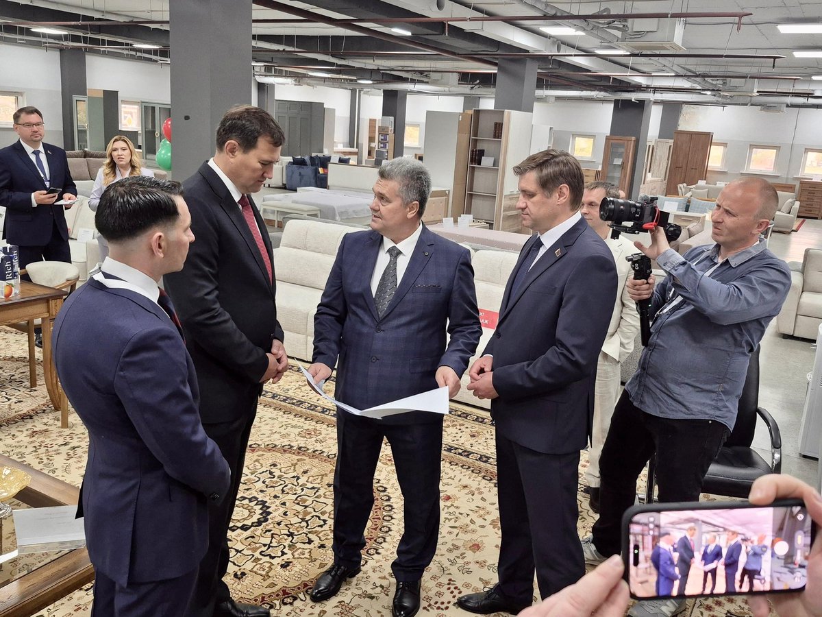 BelarusEmbKz's tweet photo. В целях развития экспорта белорусской мебели в Казахстан Министр иностранных дел Республики Беларусь М.Рыженков и Чрезвычайный и Полномочный Посол Республики Беларусь в Республике Казахстан А.Богданов приняли участие в открытии в г.Астане фирменного салона мебели  «Пинскдрев». https://t.co/TapcJQNwdt